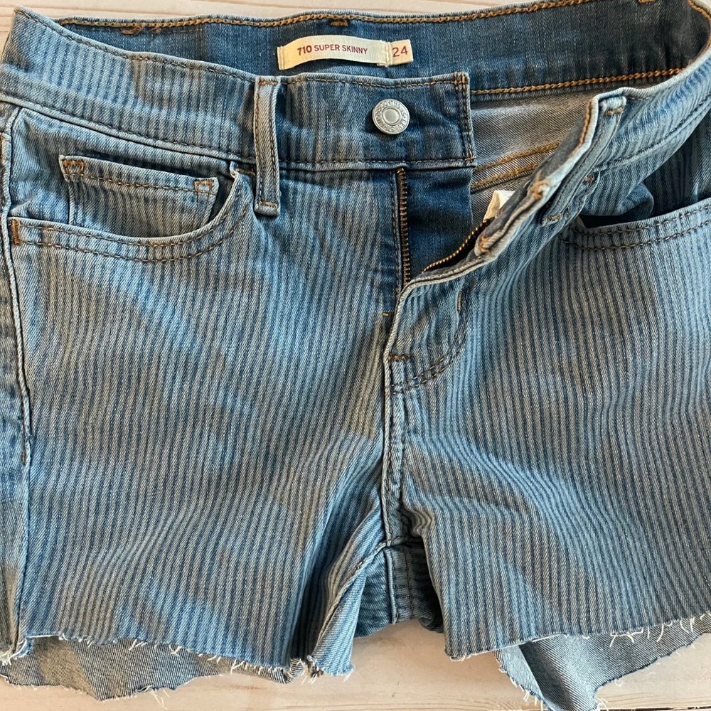 Levi’s 710 Super Skinny Cutoffs sz 24